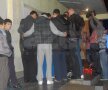 Colegii baschetbalistului american s-au strîns la sala de antrenament şi au aprins lumînări