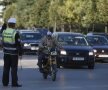 Polițiștii fac cu greu față traficului
aglomerat