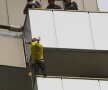 Incredibil chiar şi pentru "Spiderman". Alain Robert a escaladat hotelul Intercontinental în doar 15 minute!