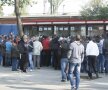 Suporterii Stelei şi Rapidului au făcut coadă la casele de bilete