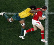 În rugby, jucătorii nu se vaită nici cînd au faţa plină de sînge. Galezul George North avansează cu australianul Radike Samo în spate