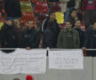 Ce a scris suporterul Stelei pe bannerul afişat: Fără stadion şi bază de pregătire. Jucători retrogradaţi sau mercenari. Antrenor dornic şi megajenant. Căpitani-oare avem? Asta nu e Steaua