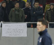 Ce a scris suporterul Stelei pe bannerul afişat: "FRAŢII COSTEA
Aici nu este Craiova. Jucaţi fotbal! Sau plecaţi!"