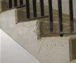 Crăpături pe treptele scării interioare