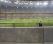 Plăcile de la parapetul stadionului arată ca o tablă de șah: una plină de igrasie, alta respirînd a proaspăt