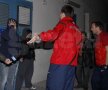 Fanii i-au luat la rost pe stelişti pe aeroport