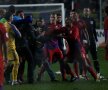VIDEO. S-A DECIS: meciul e suspendat DEFINITIV! Steliştii l-au jucat în picioare pe huliganul care l-a lovit pe Galamaz. Stanca şi Martinovici eliminaţi