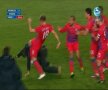 VIDEO. S-A DECIS: meciul e suspendat DEFINITIV! Steliştii l-au jucat în picioare pe huliganul care l-a lovit pe Galamaz. Stanca şi Martinovici eliminaţi