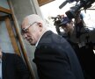 Mircea Sandu şi Marius Stan sînt ultimii dintre cei 12 membrii ai Comitetului Executiv al FRF care s-au prezentat în faţa procurorilor DNA pentru a le fi aduse la cunoştinţă învinuirile în cazul dezafileirii Craiovei. La sediul DNA au fost şi cîţiva suporteri craioveni pentru proteste, 4 dintre ei amendaţi cu cîte 200 de lei Foto: Raed Krishan