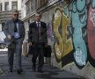 Mircea Sandu şi Marius Stan sînt ultimii dintre cei 12 membrii ai Comitetului Executiv al FRF care s-au prezentat în faţa procurorilor DNA pentru a le fi aduse la cunoştinţă învinuirile în cazul dezafileirii Craiovei. La sediul DNA au fost şi cîţiva suporteri craioveni pentru proteste, 4 dintre ei amendaţi cu cîte 200 de lei Foto: Raed Krishan