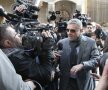 Mircea Sandu şi Marius Stan sînt ultimii dintre cei 12 membrii ai Comitetului Executiv al FRF care s-au prezentat în faţa procurorilor DNA pentru a le fi aduse la cunoştinţă învinuirile în cazul dezafileirii Craiovei. La sediul DNA au fost şi cîţiva suporteri craioveni pentru proteste, 4 dintre ei amendaţi cu cîte 200 de lei Foto: Raed Krishan