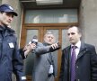 Mircea Sandu şi Marius Stan sînt ultimii dintre cei 12 membrii ai Comitetului Executiv al FRF care s-au prezentat în faţa procurorilor DNA pentru a le fi aduse la cunoştinţă învinuirile în cazul dezafileirii Craiovei. La sediul DNA au fost şi cîţiva suporteri craioveni pentru proteste, 4 dintre ei amendaţi cu cîte 200 de lei Foto: Raed Krishan