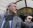 Mircea Sandu şi Marius Stan sînt ultimii dintre cei 12 membrii ai Comitetului Executiv al FRF care s-au prezentat în faţa procurorilor DNA pentru a le fi aduse la cunoştinţă învinuirile în cazul dezafileirii Craiovei. La sediul DNA au fost şi cîţiva suporteri craioveni pentru proteste, 4 dintre ei amendaţi cu cîte 200 de lei Foto: Raed Krishan