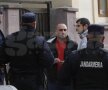 Dragoş Enache a fost adus din arest de la Cîmpina, acolo unde a petrecut noaptea, la Parchetul Ploieşti. Apoi va merge la Judecătorie pentru un verdict în cazul cererii de arest pentru 29 de zile. Foto: Cristi Preda