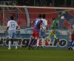 STEAUA - NAPOLI 3-3 Mingea trimisă de Tănase, din lovitură liberă de la peste 30 de metri, s-a oprit în
vinclul porții napoletanilor și scorul devenea 2-0