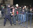 Suporterii lui Dinamo au fost supuşi unui control riguros înainte de a intra pe stadionul CFR-ului. Foto: Lorand Vakarcs