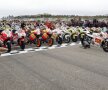 Mai mulţi piloţi au purtat combinezoane albe cu numărul 58, numărul de concurs al lui Simoncelli. 58 era inscripţionat atît pe căşti, cît şi pe ghete