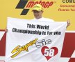 Germanul Stefan Brandl, campionul mondial la Moto2, s-a urcat pe podium cu un steag pe care era scris: "Acest titlu este pentru tine! Super Sic, 58"