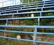 FRĂŢIA: La acest stadion ajungi după ce mergi aproape jumătate de kilometru pe cîmp. A fost construit la începutul anilor '80, în imediata vecinătate a uzinei Vulcan. Acum, sub tribuna de 1.000 de locuri sînt crescute găini şi porci