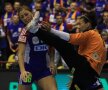 Momentul loviturii violente încasate de Patricia Vizitiu de la portarul munenegrean al lui Itxako, Mirijana Milenkovici. FOTO: Marius Ionescu