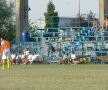 La stadionul Frăția ajungi după ce mergi aproape jumătate de kilometru pe cîmp. A fost construit la începutul anilor ‘80, în imediata vecinătate a uzinei Vulcan. Acum, sub tribuna de 1.000 de locuri sînt crescute găini și porci