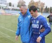 Antrenorul Grigoraş l-a ajutat pe Cosmin să se deplaseze fără cîrje pe teren.