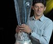 Miodrag Belodedici alături de trofeul Europa League (foto: uefa.com)