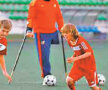GALERIE FOTO Directorul Şcolii de Fotbal a Federaţiei spaniole este infirm » Lecţii într-un picior