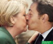 În uriaşele afişe care au împînzit gările şi staţiile de metrou din mai multe oraşe, Sarkozy se săruta cu Angela Merkel