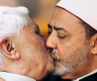 În uriaşele afişe care au împînzit gările şi staţiile de metrou din mai multe oraşe, Papa Benedict al XVI-lea face acelaşi lucru cu liderul egiptean Ahmed el Tayyeb