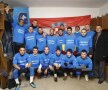 În vestiarul Voinței Lupac, fotbaliștii au pentru antrenament tricouri ale
echipei din Croația cu care sînt înfrățiți