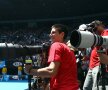 Djokovic, încercînd să facă pe fotograful.