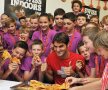 Federer savurează o pizza alături de copiii de mingi de la Turneul din Basel.