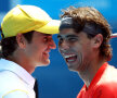 Nadal şi Federer joacă tenis cu zîmbetul pe buze.