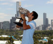 Novak Djokovici sărută cel de-al treilea trofeu de Grand Slam cucerit în 2011, la US Open.