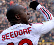 Artistul de 35 de ani.
Cu cît îmbătrîneşte, Seedorf parcă joacă şi mai bine. Ieri, la Bologna - Milan 2-2, a reuşit trasorul perfect în vinclu.