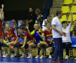 Banca explodează
Pe banca României, rezervele exultă la fiecare gol al coechipierelor din teren. O repriză extraordinară făcută de România, încheiată cu 18-15 pentru "tricolore"