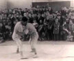 O  fotografie rară: prima demonstraţie publică de judo din România, 1955, ţinută de Mihai Botez în cadrul unui circ ambulant.
