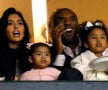 Kobe Bryant în divorţ.
Soţia celebrului baschetbalist american Kobe Bryant, Vanessa, s-a săturat de infidelităţile soţului şi, după 10 ani de căsnicie, a depus actele de divorţ. Cel mai greu lovite sînt fetele lor, Natalia (8 ani) şi Gianna (5 ani).