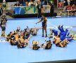 Spaniolele îşi trăiesc momentul de glorie, prima medalie la un Campionat Mondial. Hora bucuriei şi aterizarea pe spate a devenit salutul echipei iberice. FOTO Marius Ionescu (Sao Paulo)