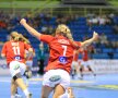 Bucuria golului: nepreţuită / 
Maria Fisker, extrema daneză, cu braţele ridicate după un nou gol în poarta adversarelor. Pînă la urmă însă, danezele au mai bifat un turneu final fără medalie, încheind socotelile pe locul 4