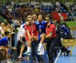 Lacrimi şi suferinţă
Cea mai bună jucătoare din lume în 2009, Allison Pineau este scoasă pe braţe de staff-ul medical al Franţei în meciul din semifinale, contra Danemarcei. Ruptură de ligamente a fost verdictul crud al medicilor şi şase luni de pauză pentru vedeta din Hexagon