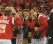 Fotografia căpitanului / Karoline Dhyre Breivang le face poze pe podium coechipierelor sale. Căpitanul Norvegiei are multe asemenea amintiri după medaliile cucerite la Europene, Mondiale şi Jocurile Olimpice