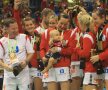 Mascota echipei / Norvegiencele se bucură pe podium. În centrul atenţiei este însă fiul centrului Kristine Lunde-Borgersen, cel care a asistat la primul meci pe viu al mămicii sale. Bineînţeles că a aplaudat reprezentaţia. FOTO Marius Ionescu (Sao Paulo)