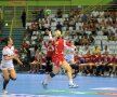 Zbor deasupra unui semicerc
Heidi Loke, pivotul Norvegiei, şi celebrele sale acţiuni. Micuţa jucătoare nordică e imposibil de ţinut pe semicercurile adverse, cîştigînd încă o dată titlul de cel mai bun pivot de la Mondiale. FOTO Marius Ionescu (Sao Paulo)