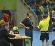 Pedeapsă galbenă / Chipul lui Radu Voina, în momentul în care e sancţionat cu cartonaş galben, spune totul: "Doar asta îmi mai lipsea!" FOTO Marius Ionescu (Sao Paulo)