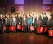 Poză de grup cu cei care au fost recompensaţi pentru întreaga activitate. Gala "Sărbătoarea fotbalului profesionist", organizată de FRF şi de LPF