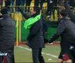 Lucescu Jr. în momentul în care le arată semne obscene fanilor (4)