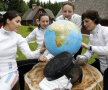 Lumea într-un deget
Loredana Dinu, Simona Alexandru, Ana Maria Brînză şi Anca Măroiu (de la stînga la dreapta) căutînd pe glob locul următorului concurs Foto: Gabriela Arsenie