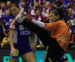 ATAC PERICULOS. După această intervenție de catch a portarului Milenkovici, de la Itxako, Patricia Vizitiu s-a ales cu fractură de
piramidă nazală și a ratat Mondialul. FOTO Marius Ionescu
